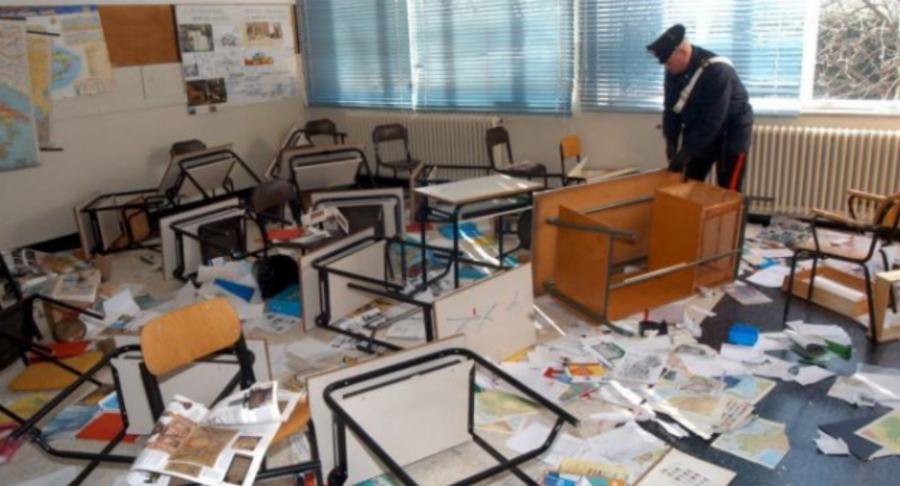 scuola devastata bosco