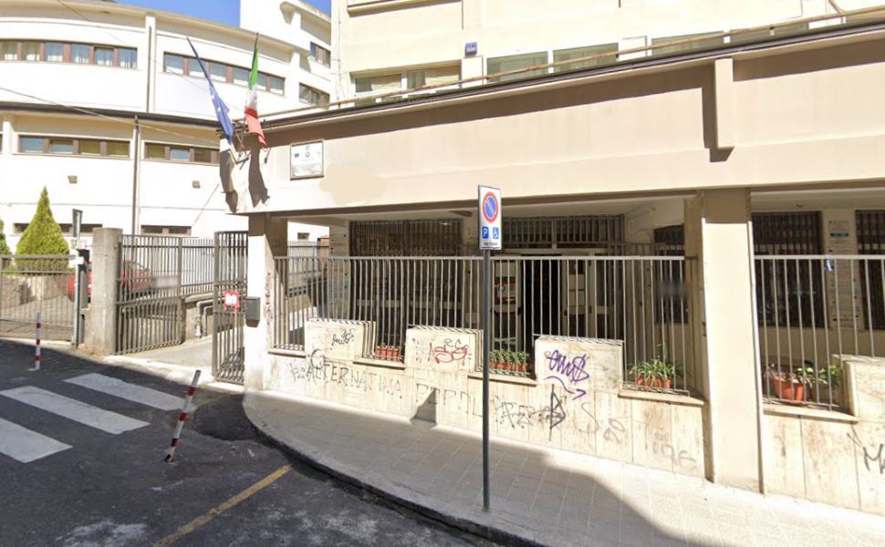 Vandali in azione in due scuole: danni a computer, arredi e libri 51 scuola media Patari cz