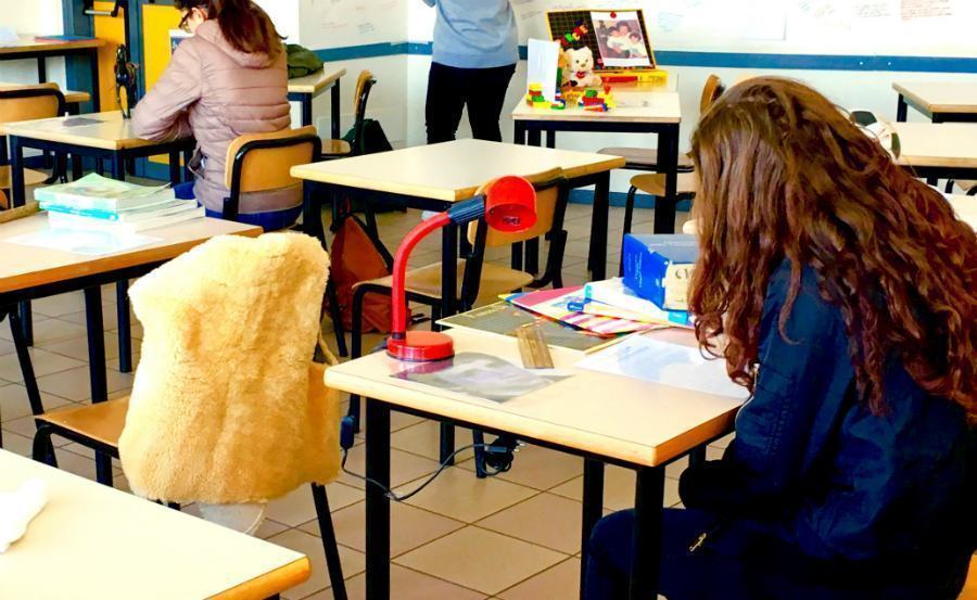 Docente indagato, molestava le alunne: "sei una gattina, ma di notte miagoli?" 51 scuola studentesse banchi