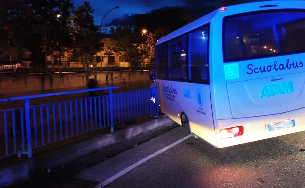 Scuolabus contro una ringhiera rischia di finire nel fiume, conducente ferito 51 scuolabus reggio calabria