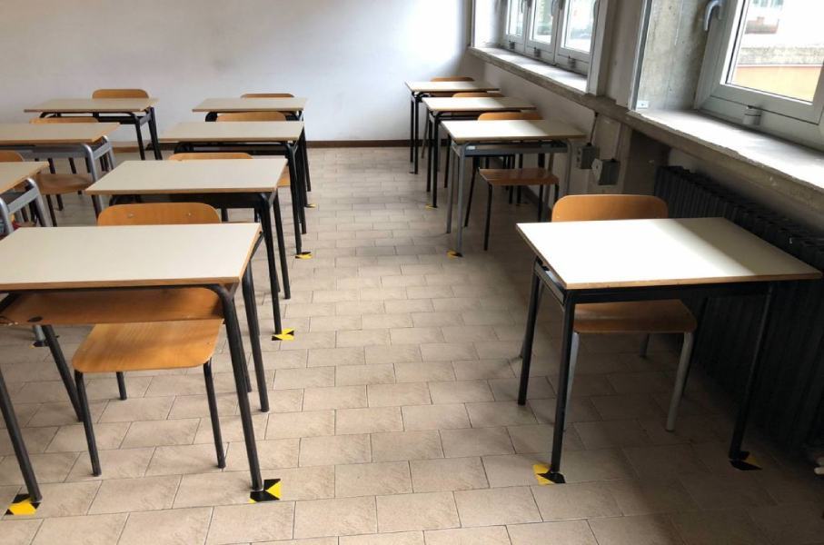 scuole chiuse banchi vuoti