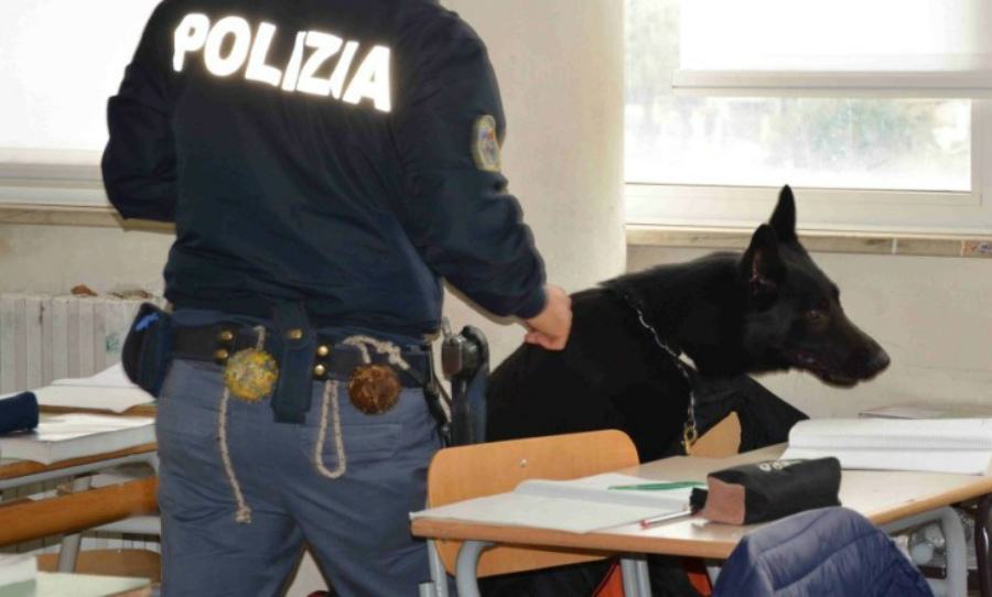 scuole sicure polizia droga scuola banchi controlli