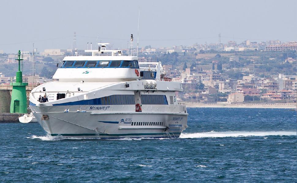 Vertenza Blue jet, domani lavoratori in sciopero sullo Stretto di Messina 51 selinunte jet messina bluferries aliscafi e154305552373112