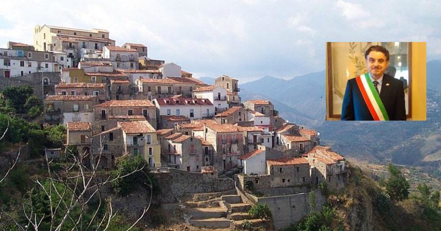 Sindaco sfida il colosso Vodafone: "occupa un terreno da 2 anni, se ne deve andare" 51 sellia e sindaco davide zicchinella