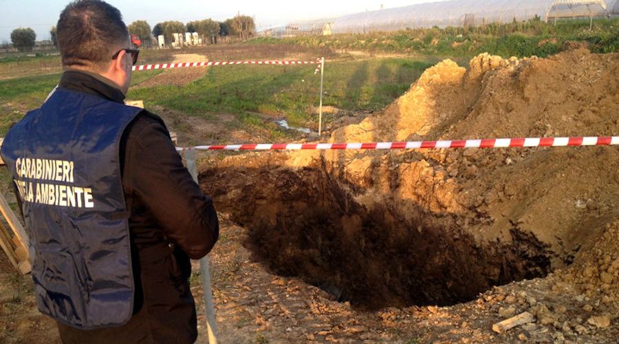 Riempie il terreno del suo ristorante con rifiuti per fare una piscina, 3 denunce 51 sequestro 2