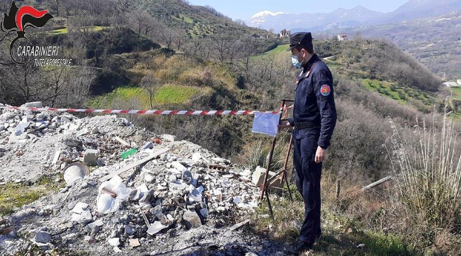 Ristruttura locale e smaltisce i rifiuti in una scarpata, denunciato nel cosentino 51 sequestro altomonte 1