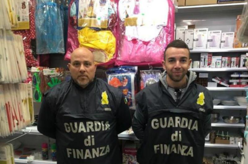 Sequestrati 150mila articoli non sicuri: cosmetici e giochi per bimbi 51 sequestro crotone 1