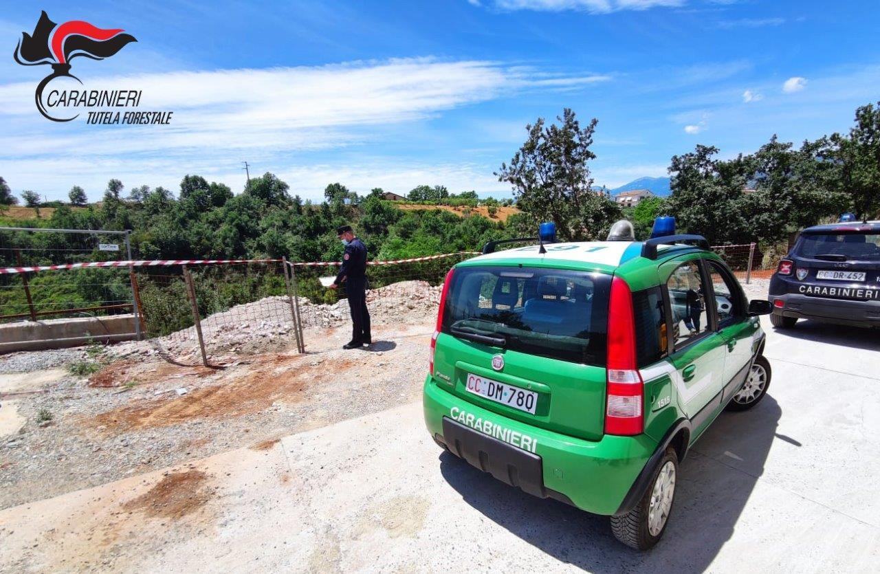 Abbandono di rifiuti, denunciato titolare di una ditta a Firmo 53 sequestro firmo