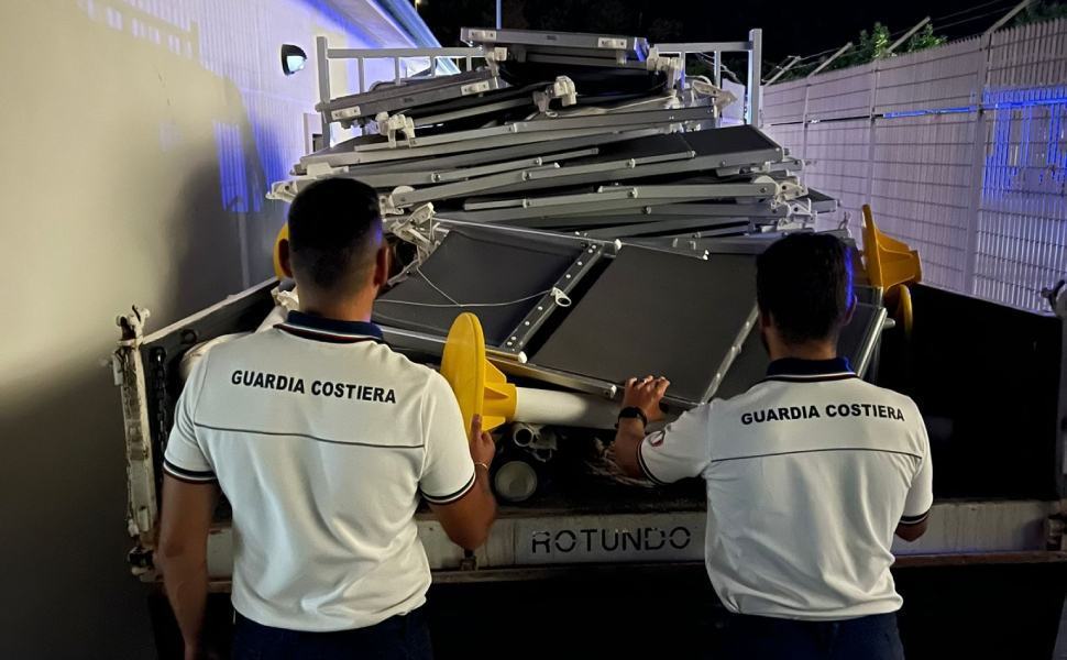 sequestro lettini guardia costiera