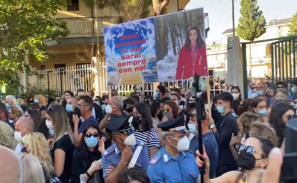 In centinaia per l'ultimo straziante saluto a Simona, la ventenne uccisa dai cani 51 simona cavallaro funerali 1