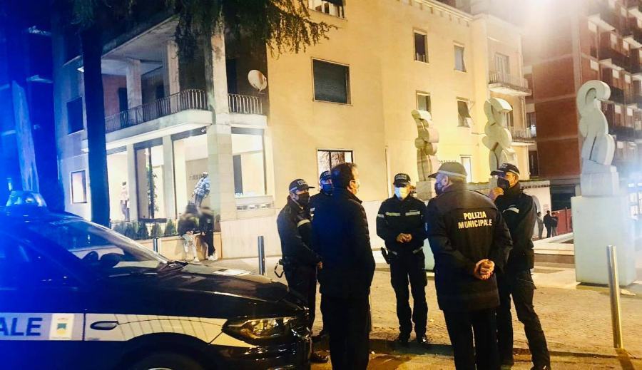Cosenza: controlli anti assembramento, l'appello del sindaco ai giovani 55 sindaco polizia municipale controlli assembramenti