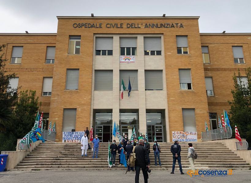 Sit-in all'ospedale di Cosenza: "nessuna programmazione nè assunzioni, situazione grave" 2 sit in dipendenti annunziata 02