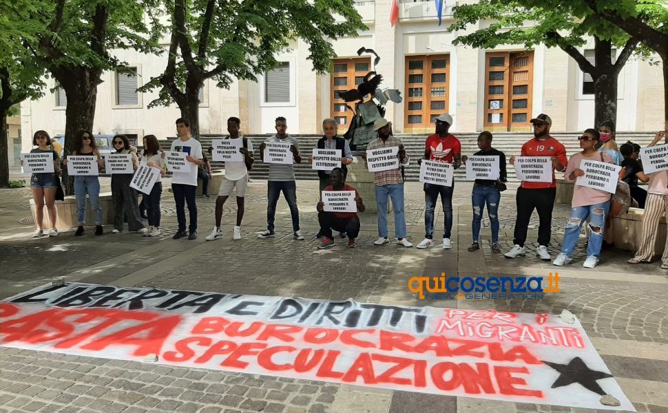 sit in migranti prefettura cosenza 01