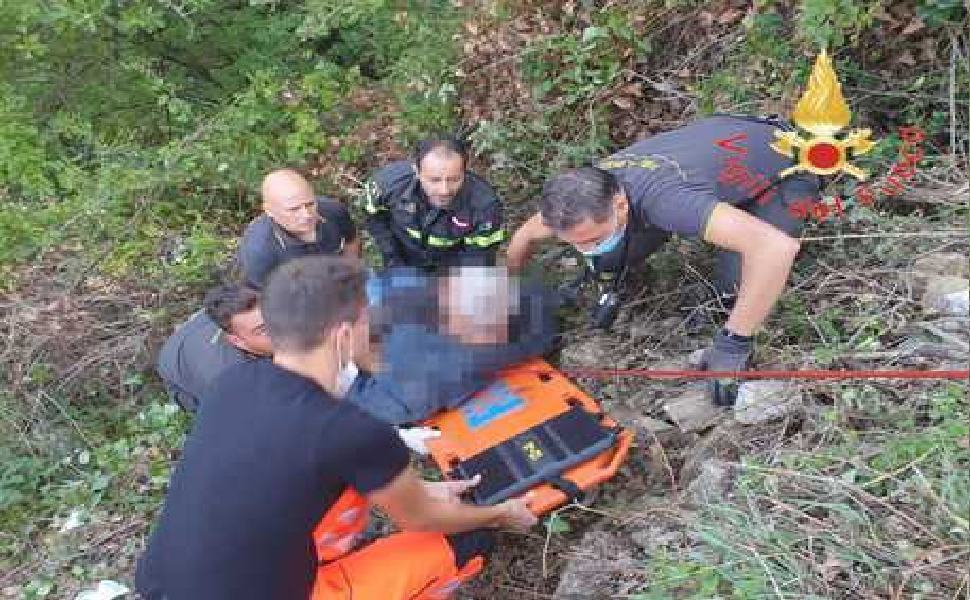 Escursionista precipita in un dirupo impervio in Sila. Soccorso e trasportato in ospedale 51 soccorso ad Albi 1