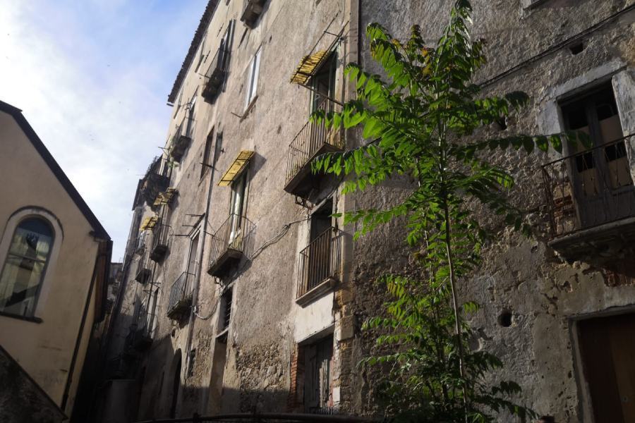 solaio centro storico vico san tommaso cosenza crollo 01