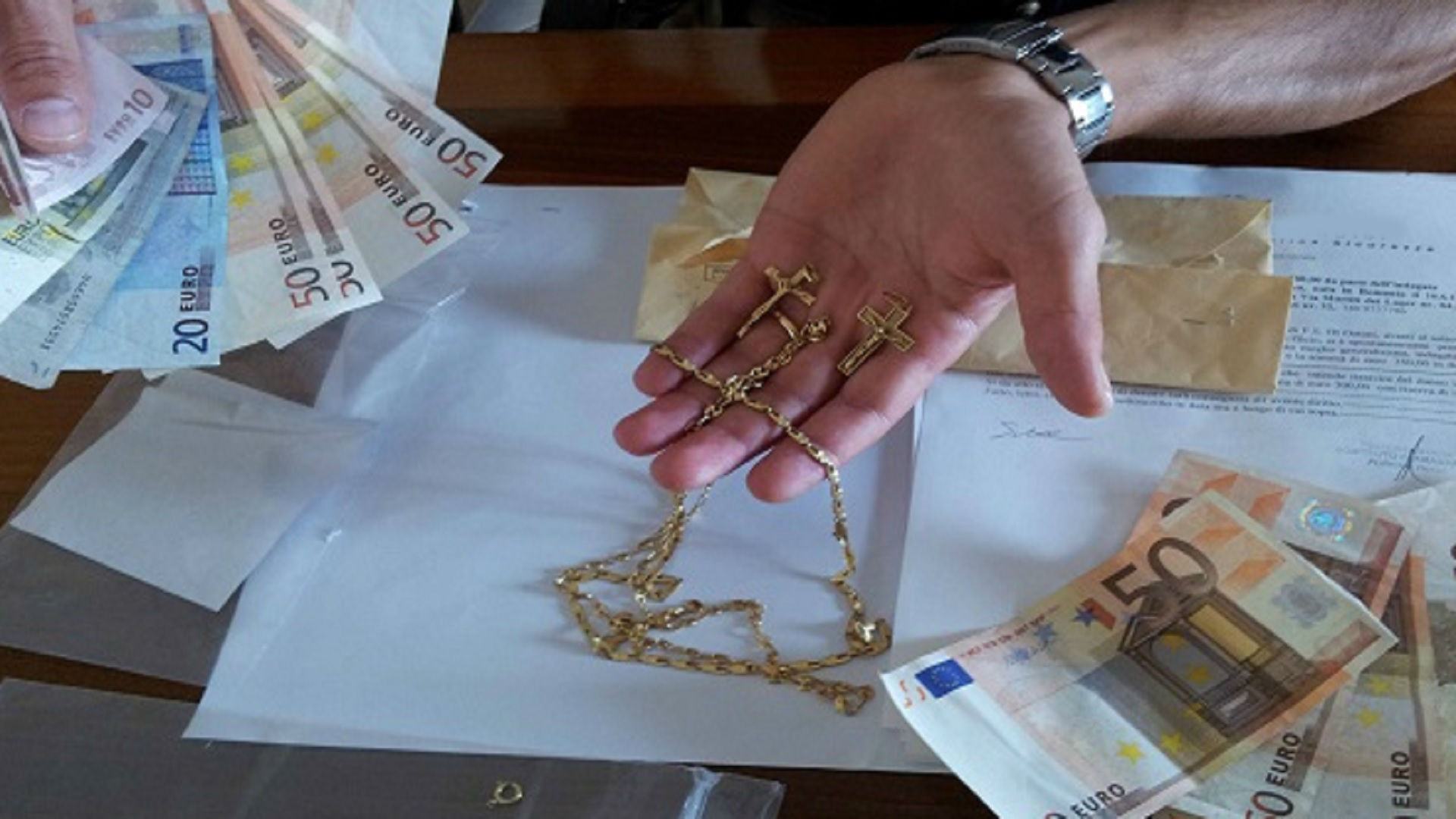 soldi e oggetti doro
