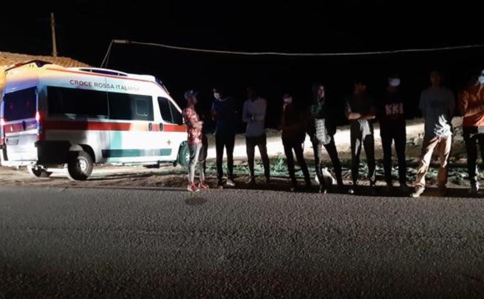 Doppio sbarco di migranti in Calabria, 144 persone soccorse 51 soppio sbarco porto crotone
