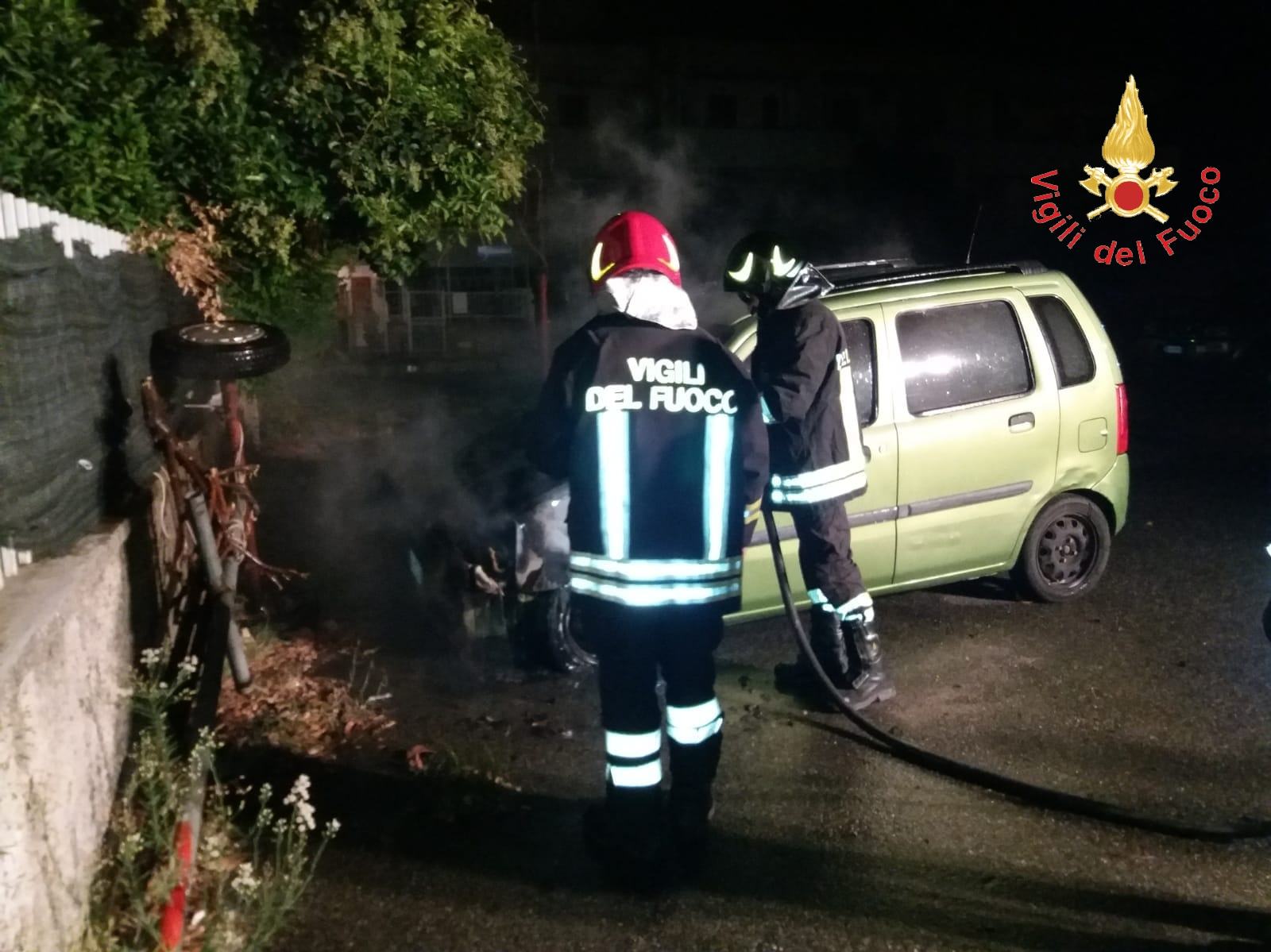 FOTONOTIZIA - In fiamme l'auto di una donna, disagi per i vicini a causa del fumo 53 soverato