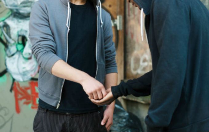 Spacciava hashish ad un minorenne: arrestato un 35enne cosentino 56 spaccio.scuola