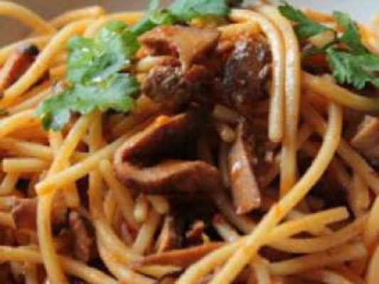 Ricetta dello chef: spaghetti alla chitarra con funghi rositi della Sila 65 spaghetti