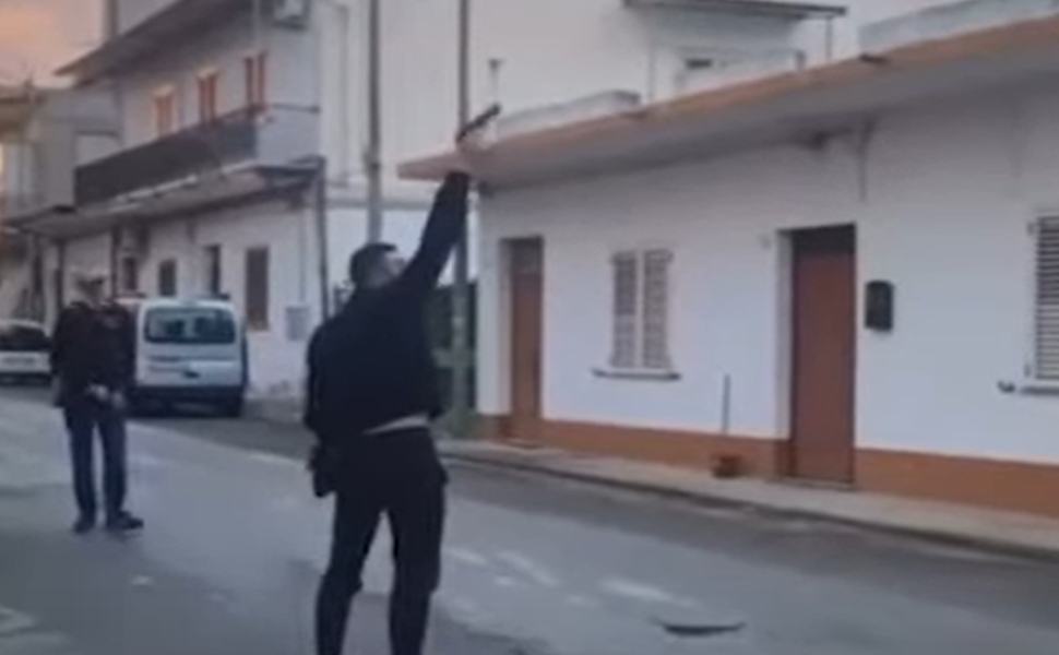 Colpi di pistola in aria per 'festeggiare' la nascita di una bambina. Indagini dei carabinieri 51 spari aria
