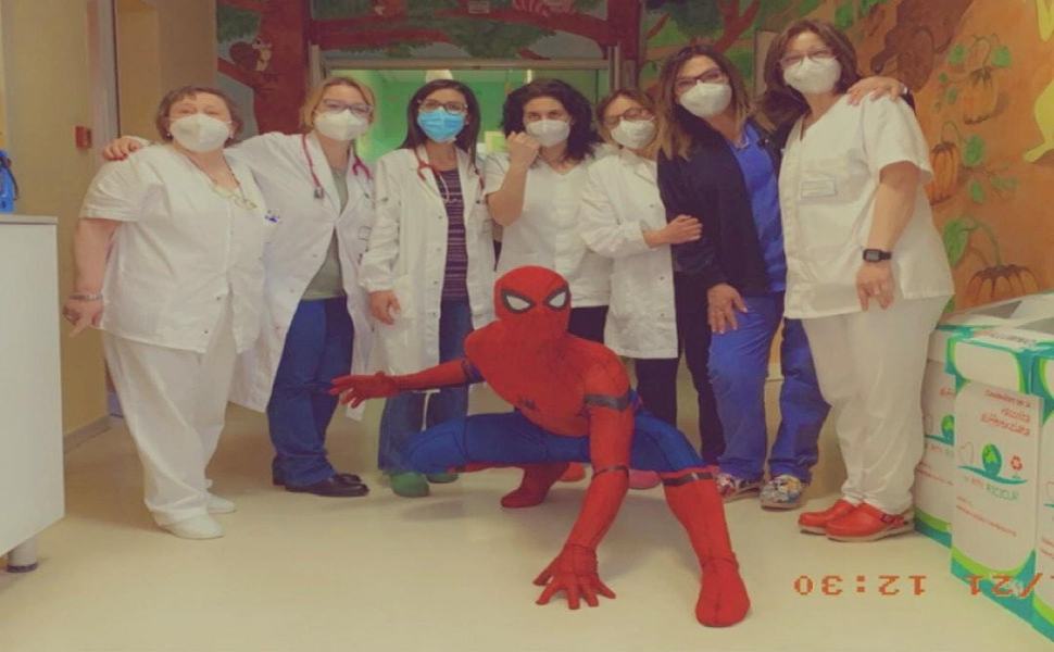 Il Sergente si veste da 'Spiderman' e dona uova pasquali ai piccoli dell'Annunziata 51 spiderman annunziata 1