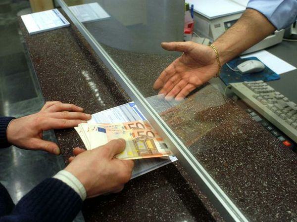 Rubava i soldi dei clienti, denunciato un impiegato bancario 191 sportello banca