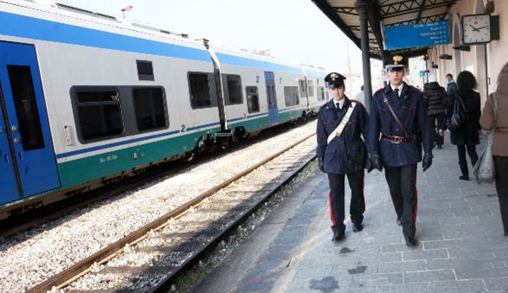 Tenta il suicidio sdraiandosi sui binari, cinquantenne salvato dai carabinieri 51 stazione 4 5 2
