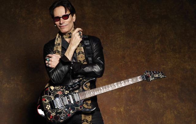 Steve Vai, 'l'acrobata della chitarra', in Calabria per un esclusivo masterclass 55 steve-vai