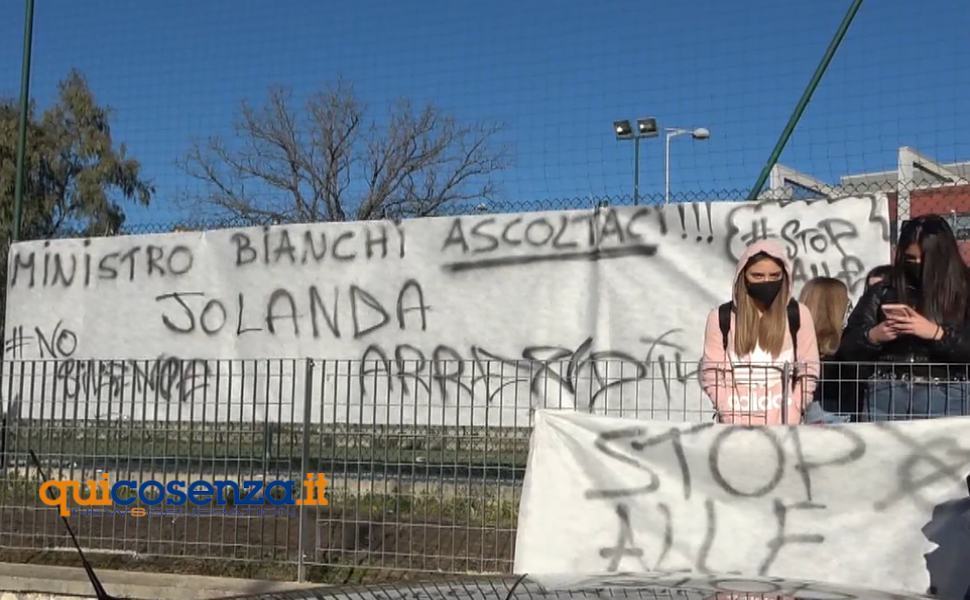 striscione valentini majorana protesta molestie castrolibero 02 1