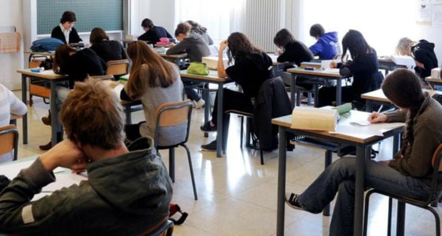 Scuola, il prossimo anno scolastico inizierà il 16 settembre. Vacanze e ponti 51 studenti scuola banchi