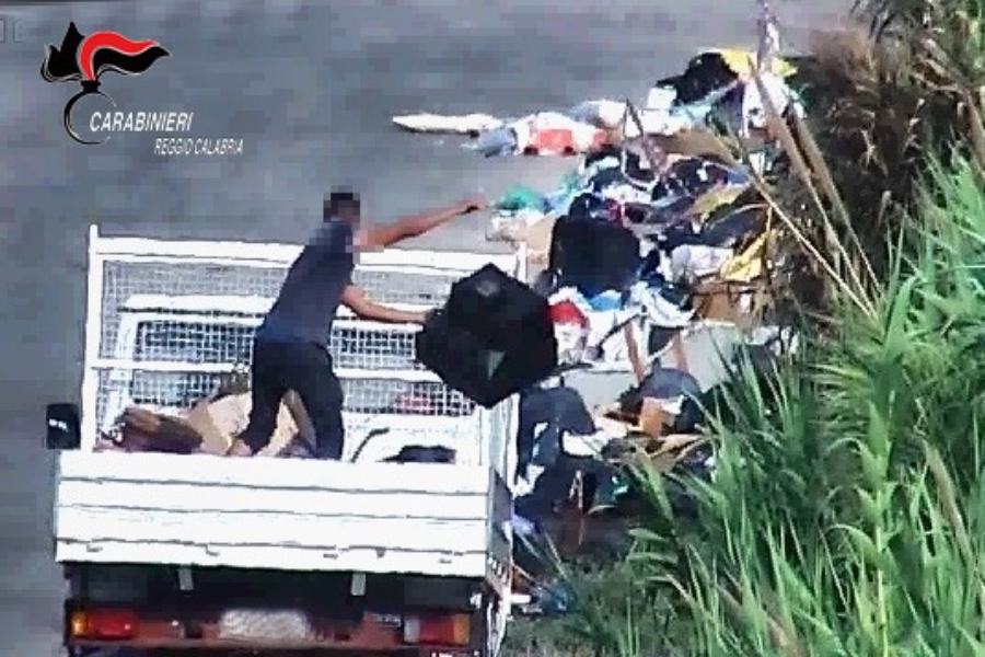 "Madre Natura": rifiuti sversati e incendiati, scatta il sequestro dei mezzi 54 sversamento illecito rifiuti 2