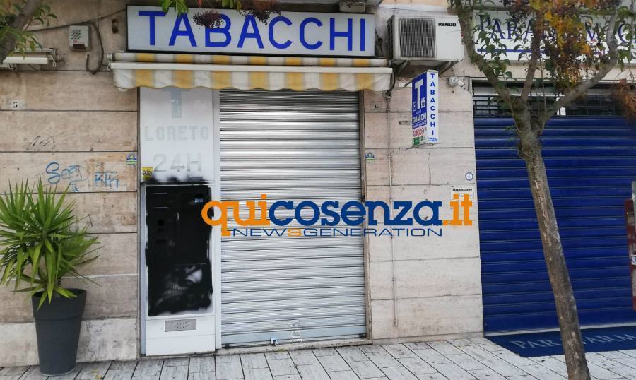 Atto vandalico ai danni di un tabacchi a piazza Loreto: "è il sesto in pochi mesi" 53 tabacchi piazza loreto 02