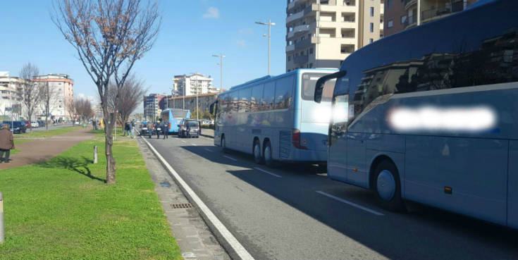 FOTONOTIZIA - Tamponamento tra un'auto e un bus, traffico in tilt sul viale Mancini 51 tamponamento autobus 1