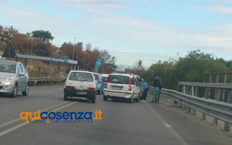 FOTONOTIZIA - Rallentamenti a Piano Monello sulla statale 107 per un tamponamento 53 tamponamento ss 107