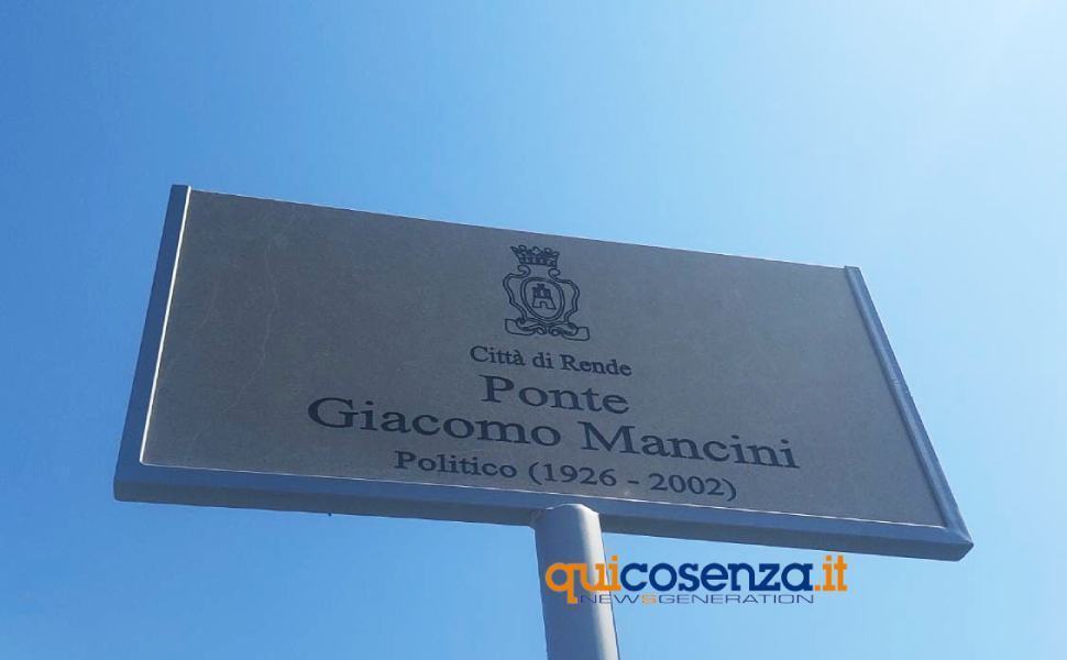Ponte intitolato a Mancini: ma sulla targa c'è un errore. Effettuata la sostituzione 51 targa ponte giacomo mancini rende