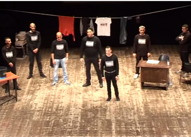 Dal carcere di via Popilia al palco, sfogo di ex detenuti: ‘’In cella solo sventurati, mai visti ‘colletti bianchi’’’ 194 teatro carcere cosenza amore sbarrato 2 adolfo adamo