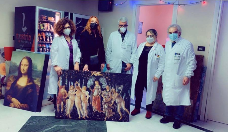 Teatro in Note fra arte e solidarietà, libri e quadri donati all'Ospedale di Cosenza 53 teatro in note donazione annunziata 01