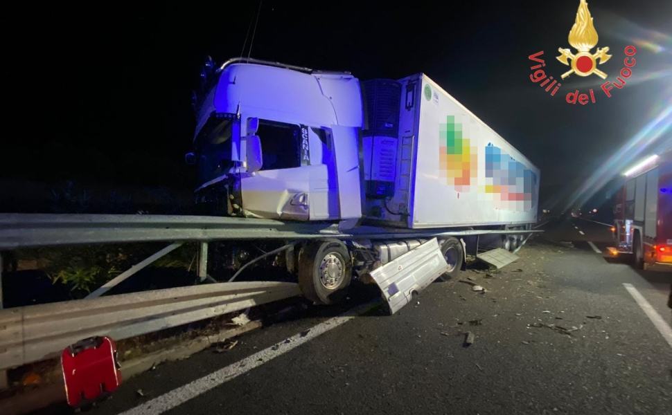 Tir sbanda sull'A2 e finisce tra le due corsie, ferito il conducente 51 tir sbanda a2
