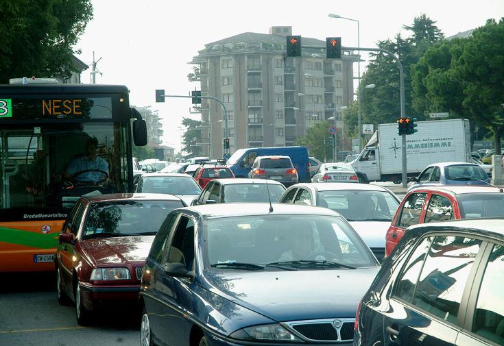 Si abbassa il numero di automobili in tutte le città , tranne a Cosenza 71 traffico
