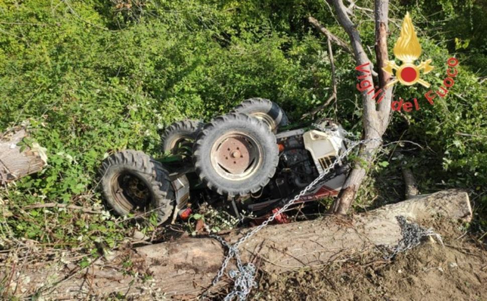 Si ribalta con il trattore, ferito 57enne 51 trattore Girifalco