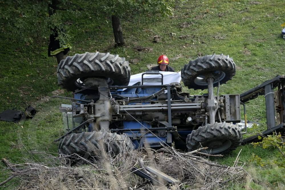 trattore ribaltato sabato pomeriggio rocca caminate.html 2 1