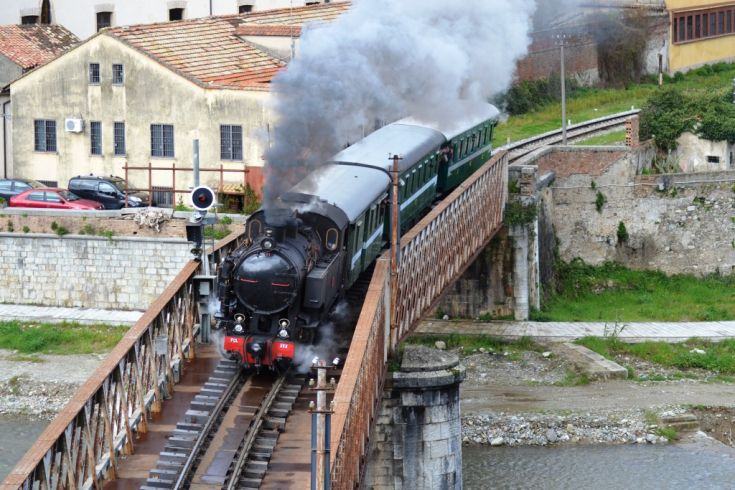 treno a vapore sul ponte