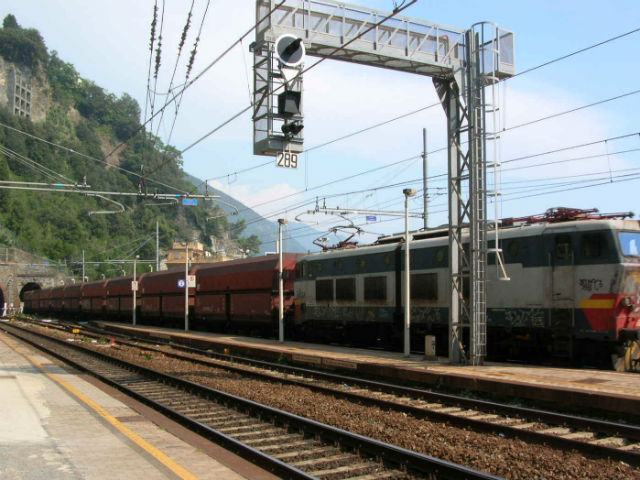 Vagone di un treno merci va in fiamme, ritardi sull'intera linea 51 treno merci incendio