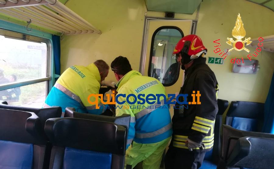 Maltempo, tromba d'aria: tre smottamenti, chiusa la linea ferroviaria 51 treno tromba aria 01
