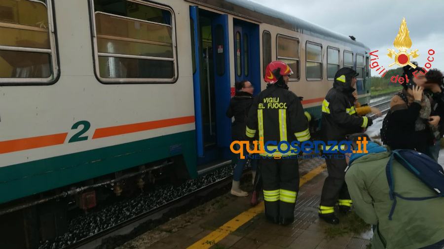 Tromba d'aria investe un treno locale, due passeggeri portati in ospedale 55 treno tromba aria 02