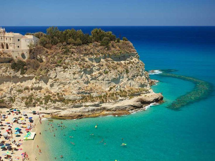 Trenitalia offre parte del viaggio a chi vuole trascorrere le vacanze a Tropea e Capo Vaticano 187 tropea veduta spiaggia scogliera