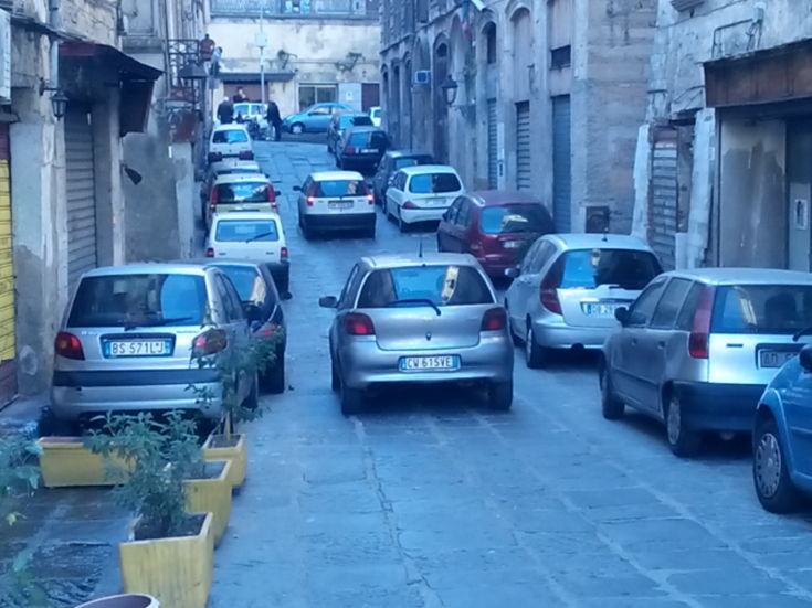 Turisti a Cosenza stupiti dal caos dei parcheggi nel centro storico 71 turisti cosenza