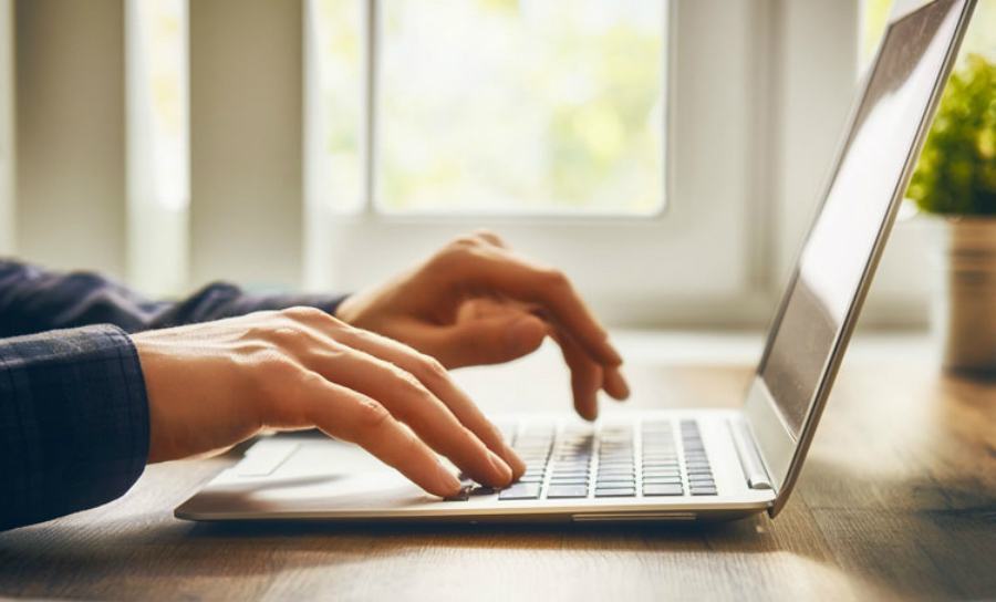 San Valentino, boom di truffe online sui regali degli innamorati 51 uomo al computer 2
