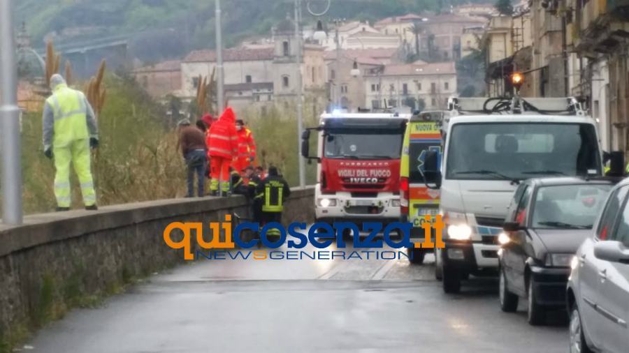 uomo fiume cosenz 01